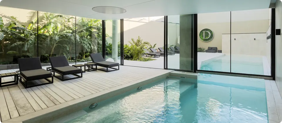 Piscina interior y exterior con solarium en DOME Green Soho, Av. Córdoba 4340