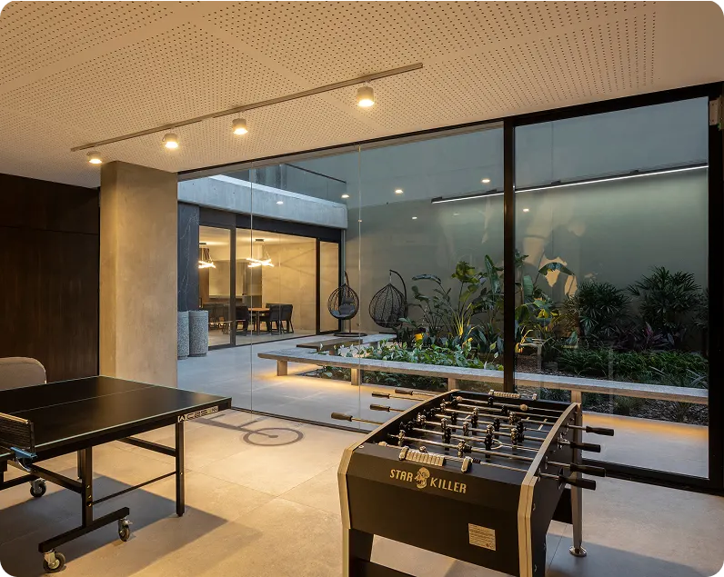 Playroom de DOME Green Soho con metegol y ping pong frente al jardín